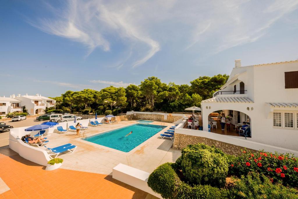 卡拉莫若尔萨卡拉公寓酒店的享有带游泳池的别墅的空中景致