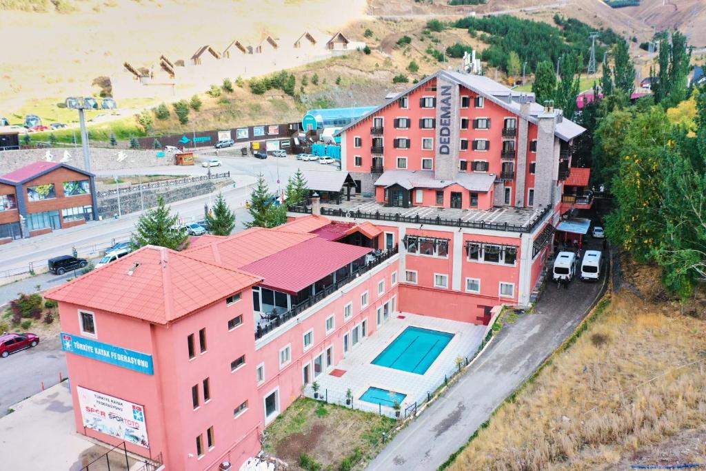 埃尔祖鲁姆德德曼帕兰朵肯滑雪旅舍酒店的享有小镇的空中景致,设有粉红色的建筑