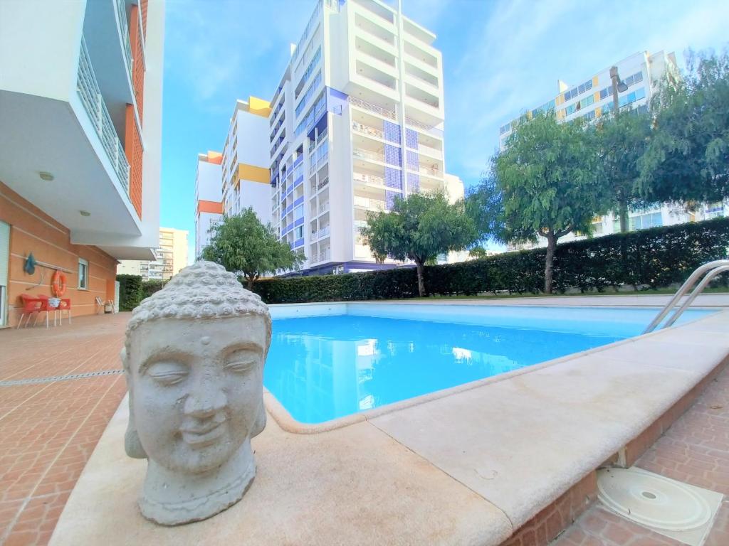 波尔蒂芒Espirito Santo II Wonderful Beach Apartment的游泳池畔的头像