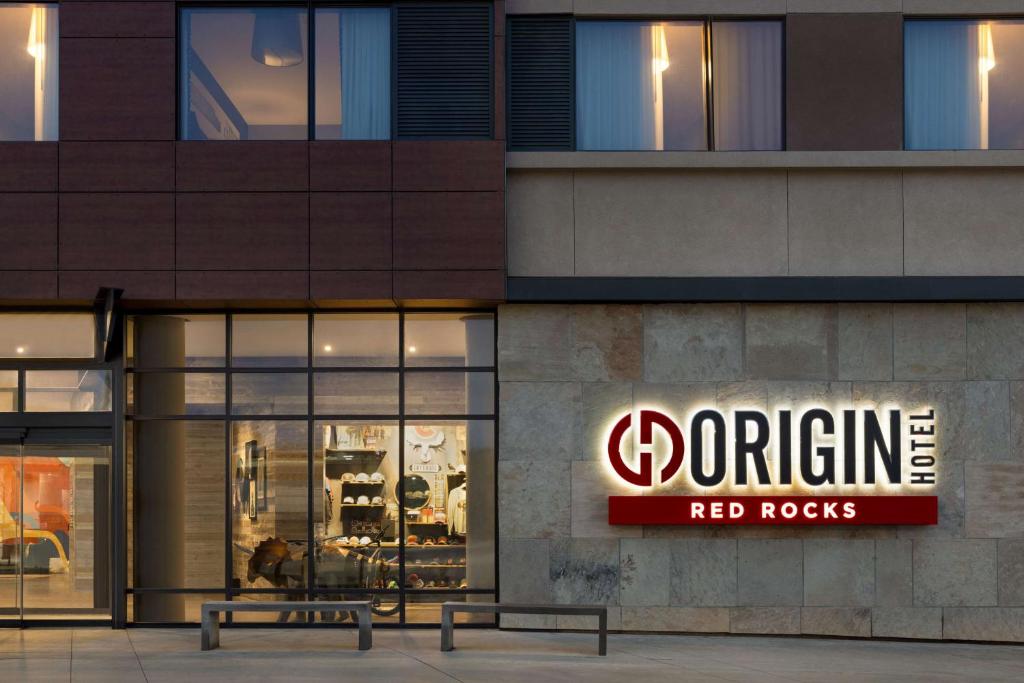 高尔顿Origin Red Rocks, a Wyndham Hotel的建筑一侧有红色岩石标志的商店