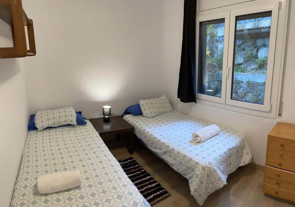 索尔德乌Nice apartment Soldeu Renttarter的带窗户的客房内的两张床