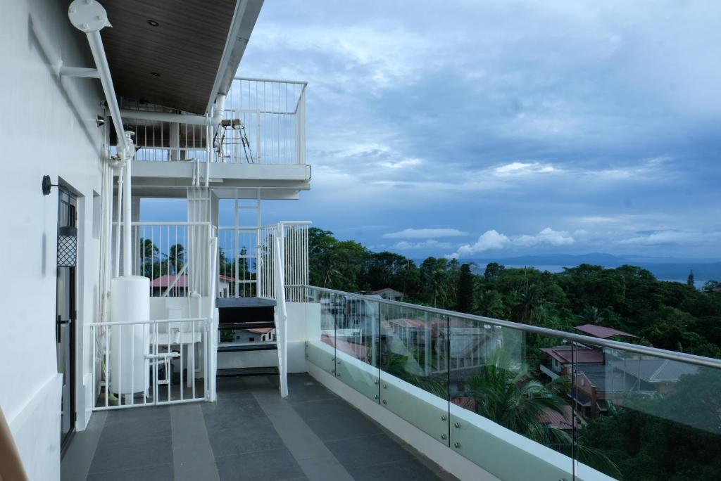 大雅台El Bien Hotel Tagaytay的海景阳台。