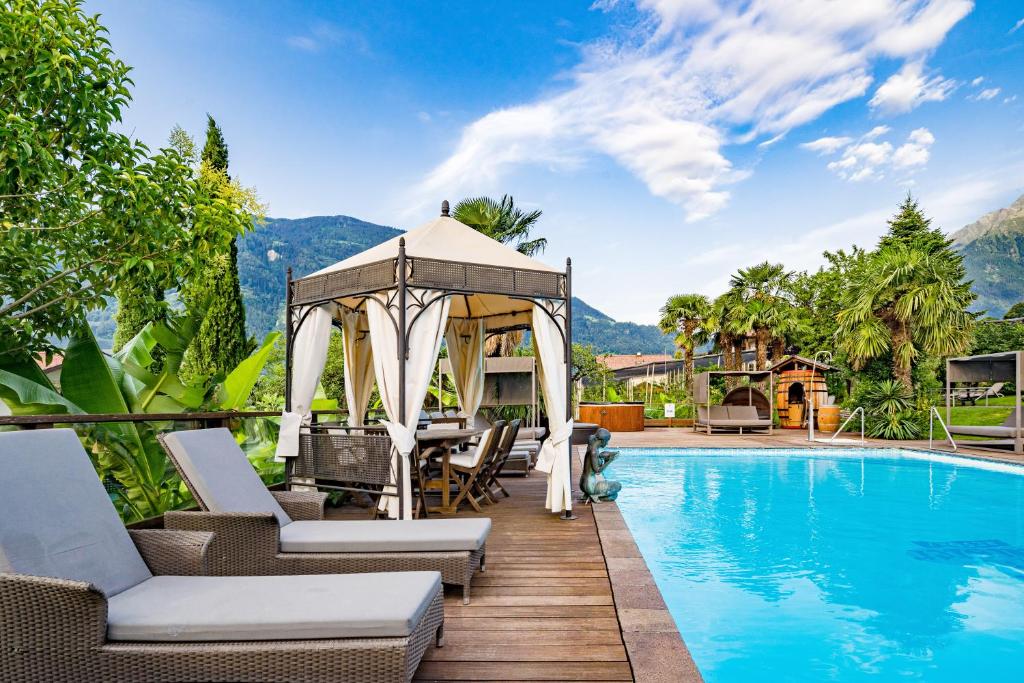 拉古多露斯特度假酒店的一个带游泳池和凉亭的别墅