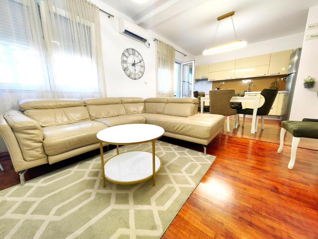 波德戈里察Luxury apartment Podgorica的客厅配有沙发和桌子