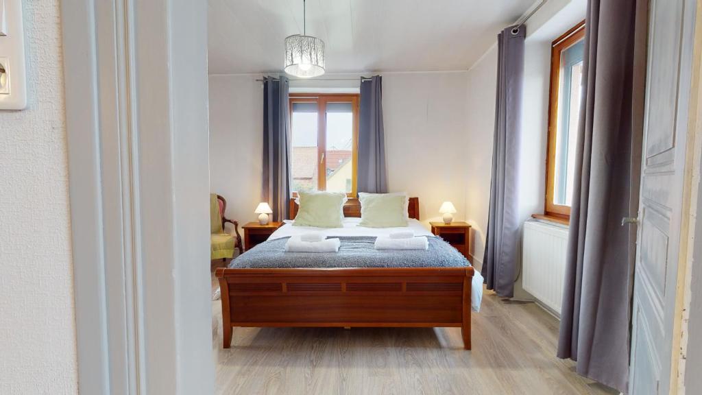 伊斯内姆La maison Blanche - Issenheim的一间卧室设有一张床和一个窗口