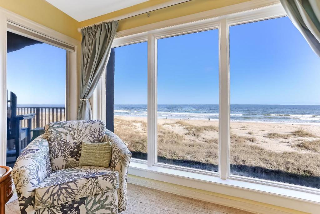 费南迪纳比奇Oceans Of Amelia - 204的客房设有窗户,享有海滩美景。