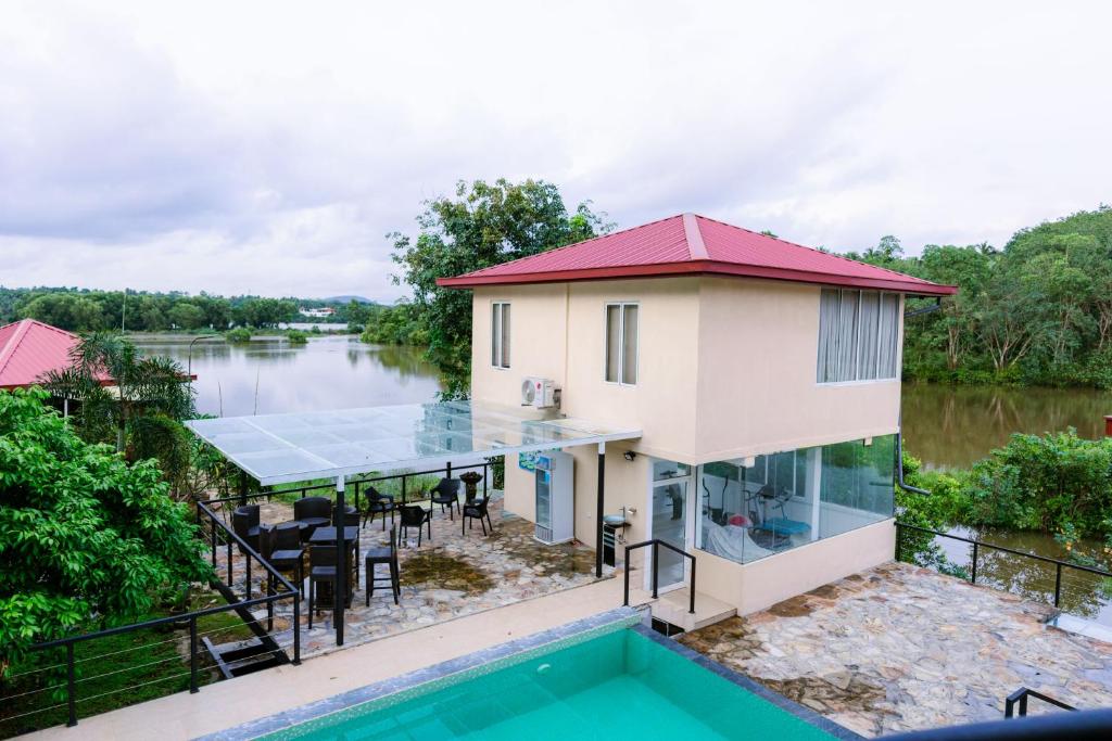 MalwanaSavenndra Resorts的享有带游泳池的房屋的空中景致