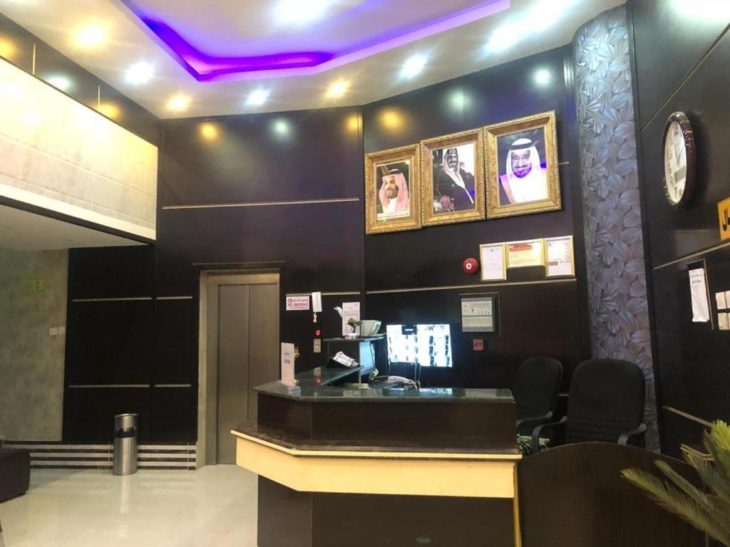 艾卜哈Qasr Aldabab Housing Units的一个带柜台和紫色天花板的美发沙龙