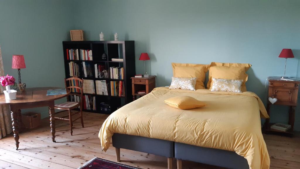 昂古莱姆Chambres d'Hôtes Les Jardins de la Cathédrale的一间卧室配有一张黄色毯子床