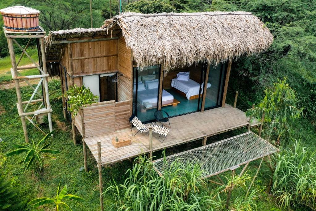 UsiacuríAnkua Eco Hotel的小屋的顶部景色,设有甲板