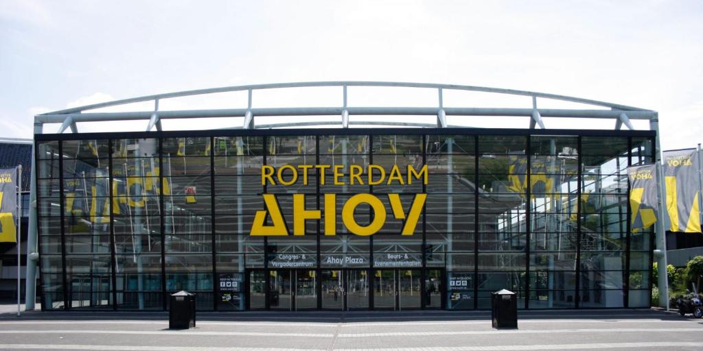 鹿特丹Central Suite Rotterdam的前面有标志的建筑