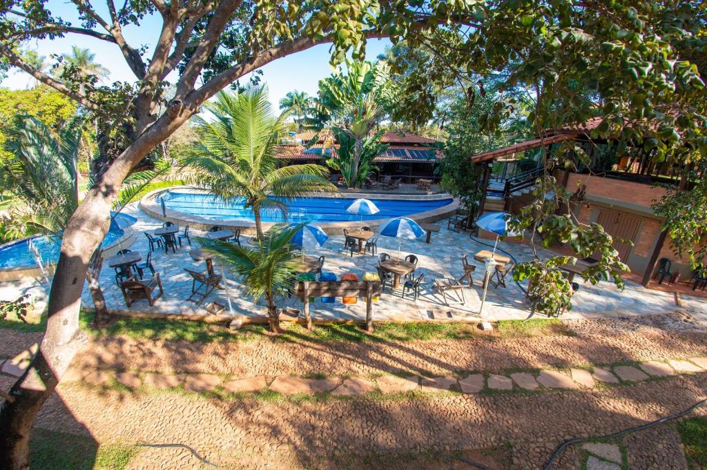 帕拉卡图IPÊ Florido Parque Hotel的度假村内带桌椅的游泳池