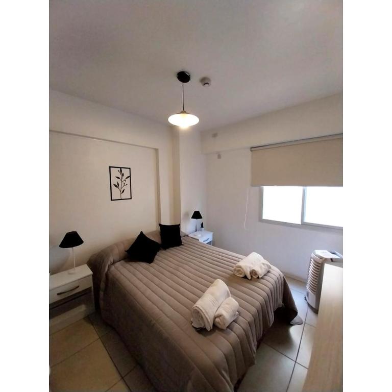 门多萨Shanti Alojamiento Monoambiente y Departamento的一间卧室配有一张床,上面有两条毛巾