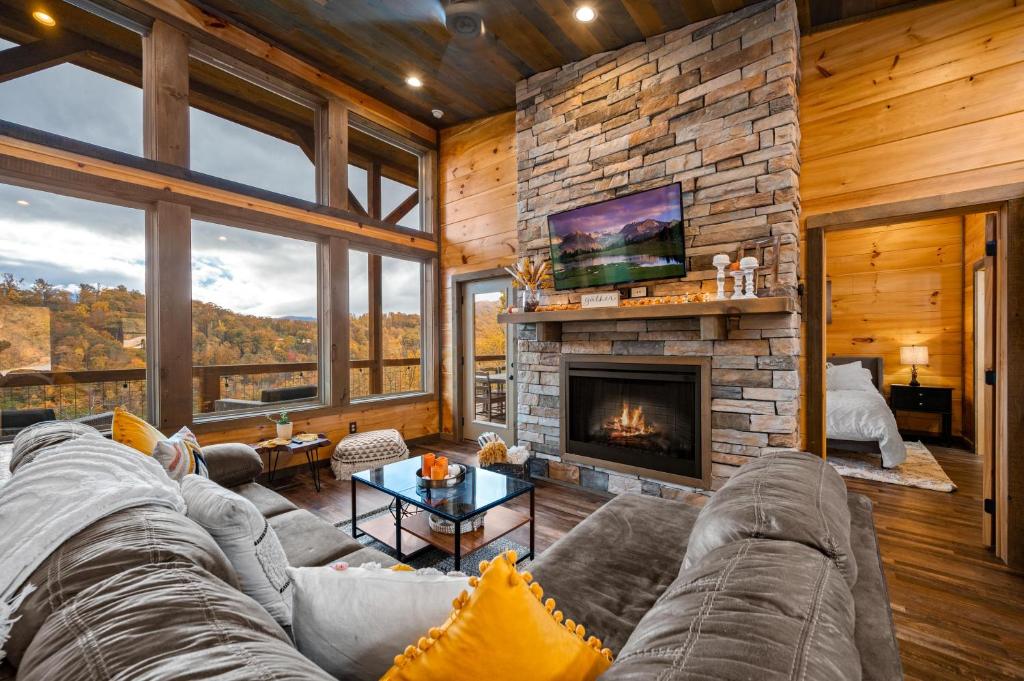 加特林堡The Overlook - '21 Cabin - Gorgeous Unobstructed Views - Fire Pit Table - GameRm - HotTub - Xbox - Lots of Bears的带沙发和壁炉的客厅