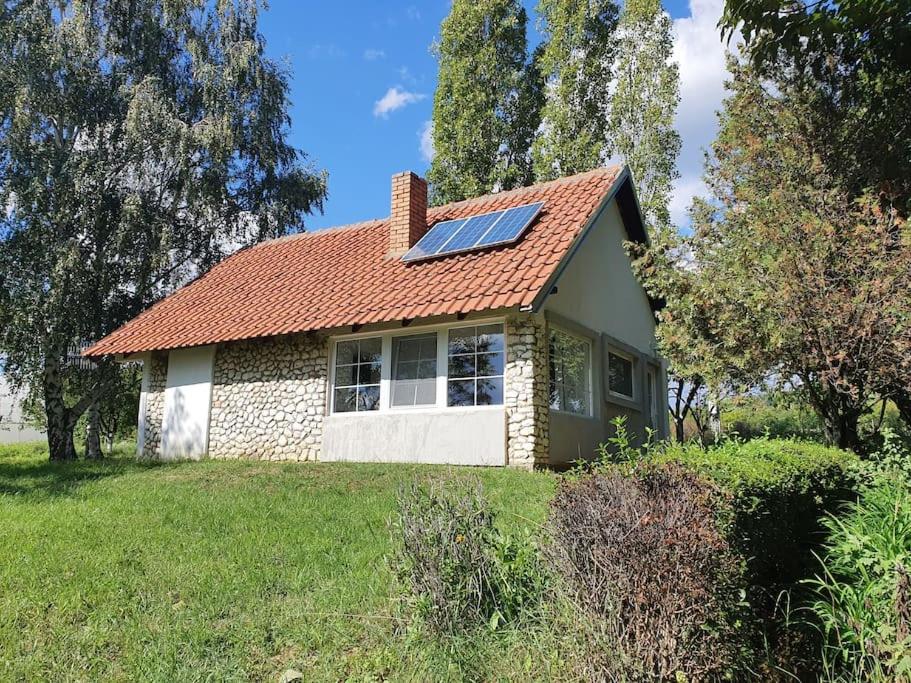 ManđelosKućerak Višnja的屋顶上设有太阳能电池板的房子