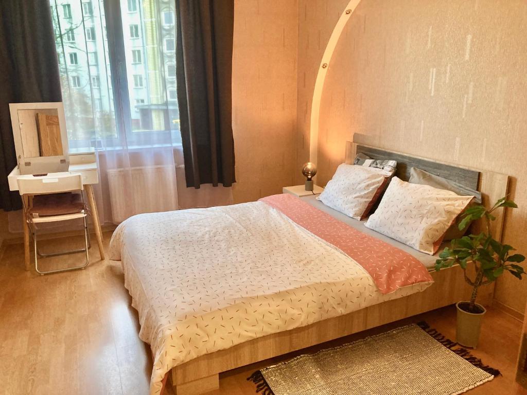 里加Apartment Saharova的一间卧室设有一张大床和一个窗户。