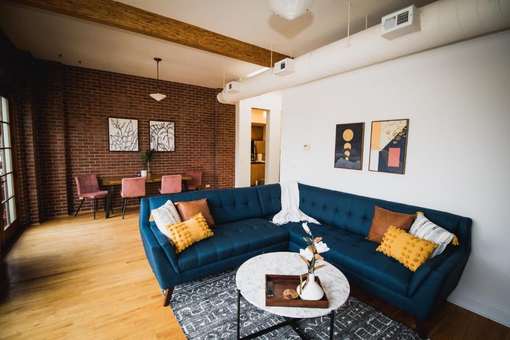 格里利Spacious Loft Over Coffee Shop - Romantic Downtown Escape的客厅配有蓝色的沙发和桌子