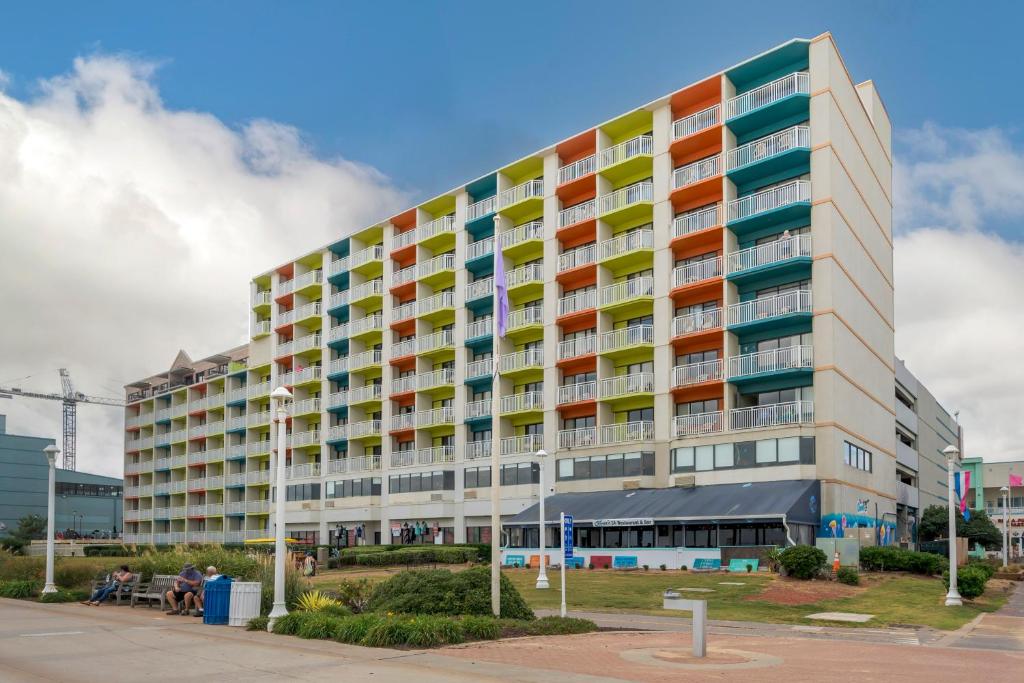 弗吉尼亚海滩Sandcastle Resort的街道上一座大型建筑,设有色彩缤纷的阳台