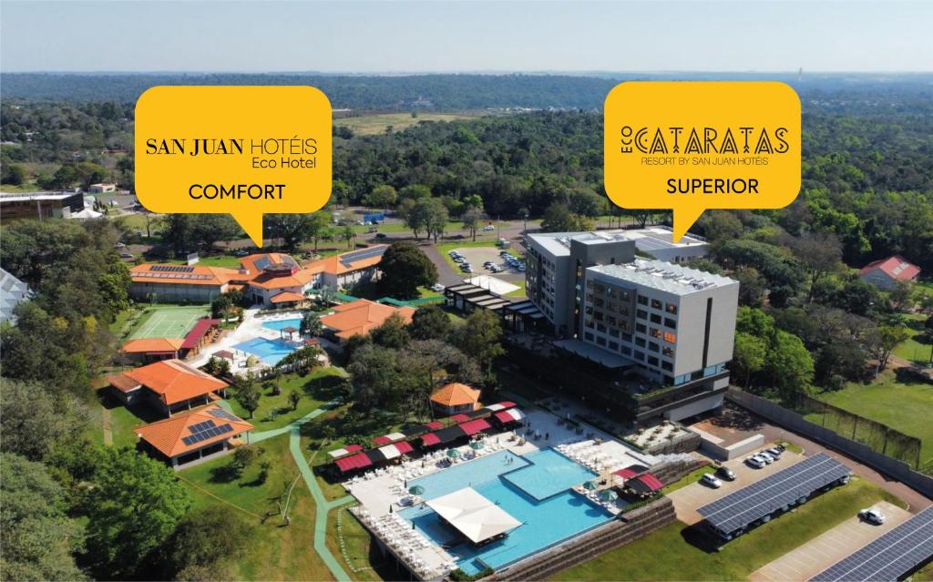 伊瓜苏Complexo Eco Cataratas Resort的享有与度假村的建筑的空中景致