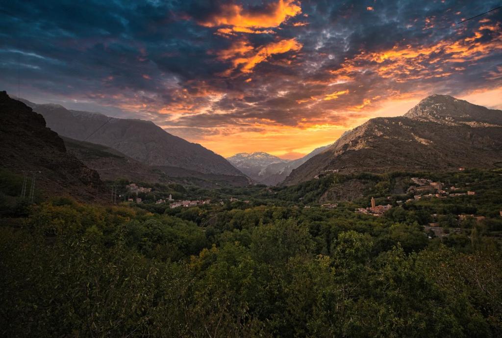 伊姆利尔Riad Atlas 4 seasons的日落时分享有山脉山谷的景致