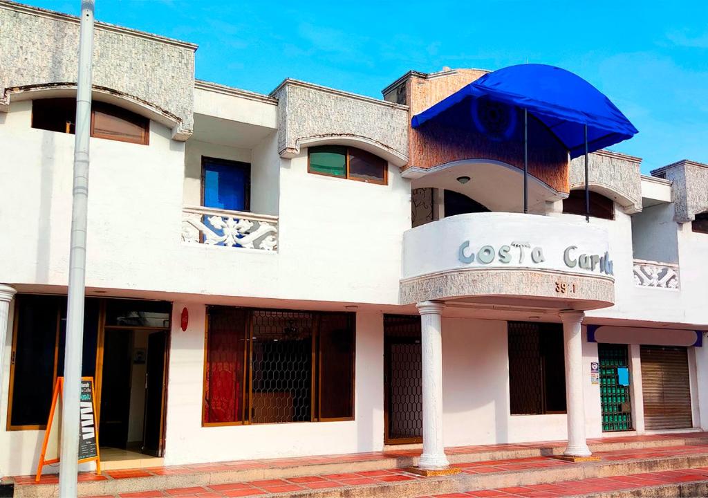 巴兰基亚Hotel Costa Caribe的前面有蓝伞的建筑