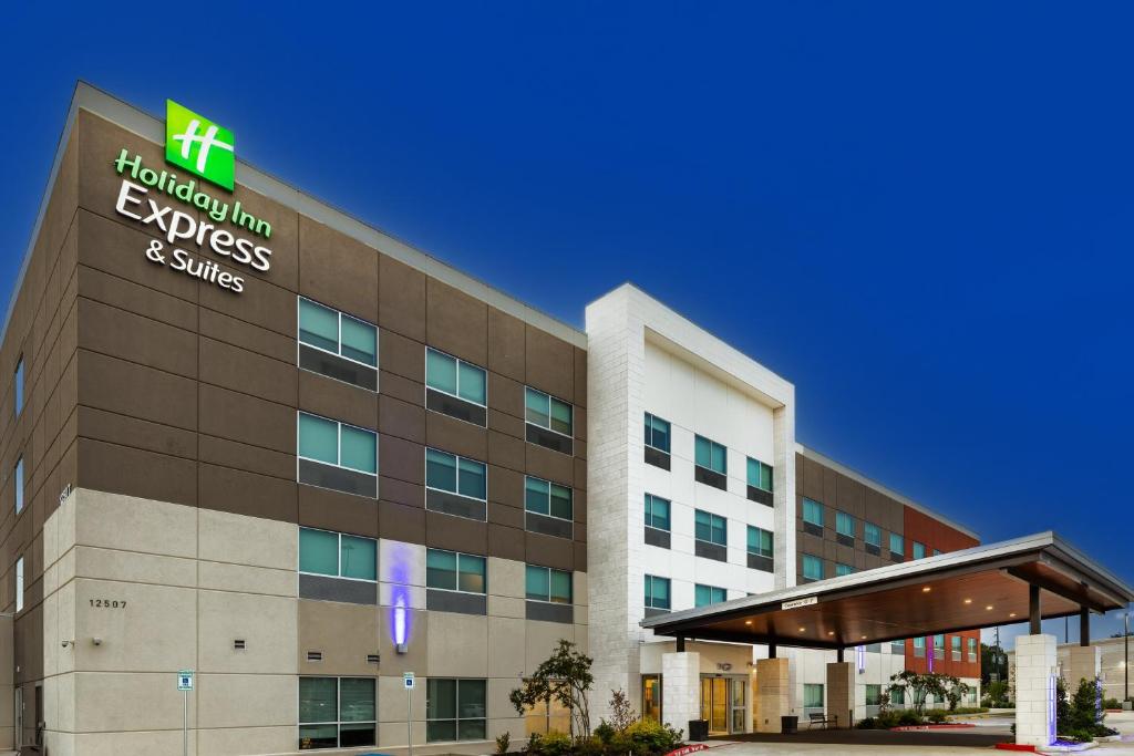 斯塔福德Holiday Inn Express & Suites - Stafford NW - Sugar Land, an IHG Hotel的医院员工服务处的办公楼