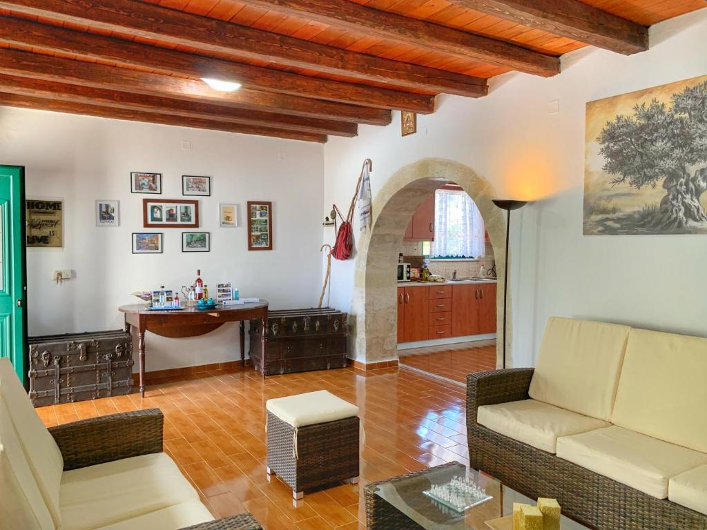 加瓦洛霍里翁Evaggelias Home Gavalochori的客厅配有沙发和桌子