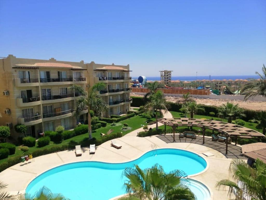 沙姆沙伊赫Nice 2 bedroom apartment with sea view的享有度假村游泳池的景致。