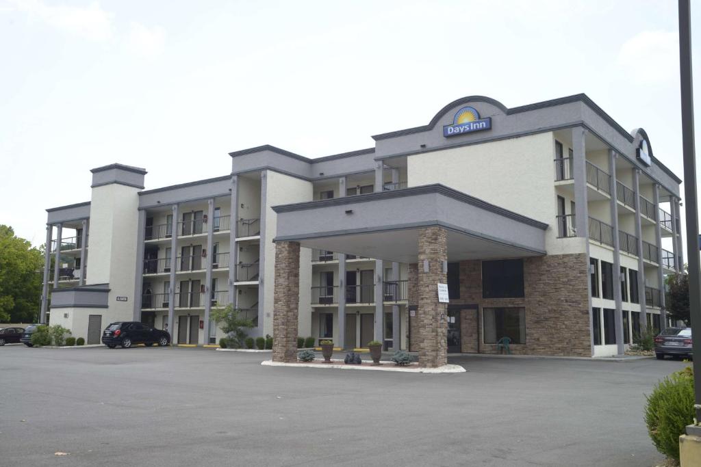 柯达柯达烟山塞维尔维尔州际公路戴斯汽车旅馆的前面有停车位的大楼