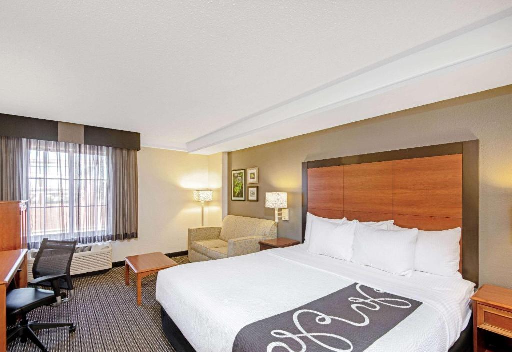 圣安东尼奥圣安东尼奥机场昆塔套房旅馆的配有一张床和一张书桌的酒店客房