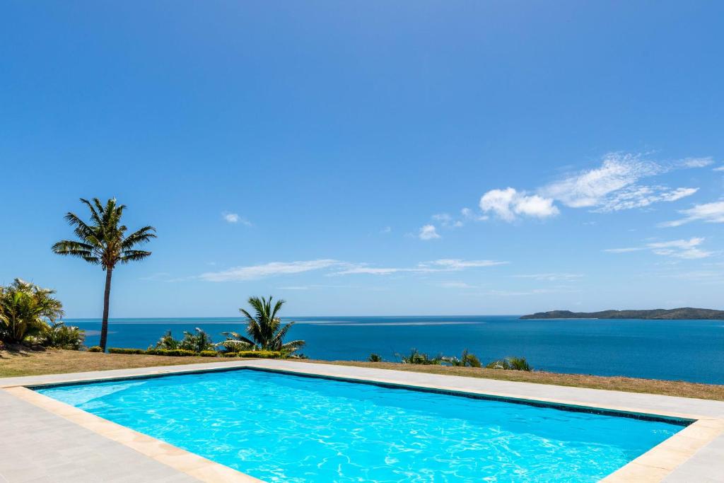 拉奇拉奇Villa Vanua - Private Luxury Villa的海景游泳池