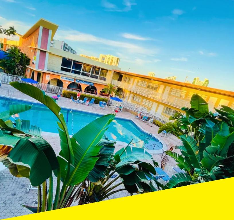 好莱坞Bposhtels Hollywood Florida的一座带游泳池和大楼的度假村