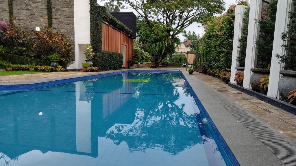 万隆萨玛米花园旅馆的庭院里的一个蓝色海水游泳池