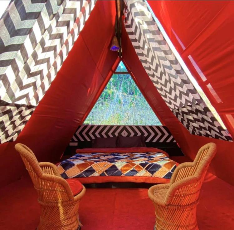 马拉里SGM Camp & Cottage的一间帐篷内的房间,配有两把椅子和一张床