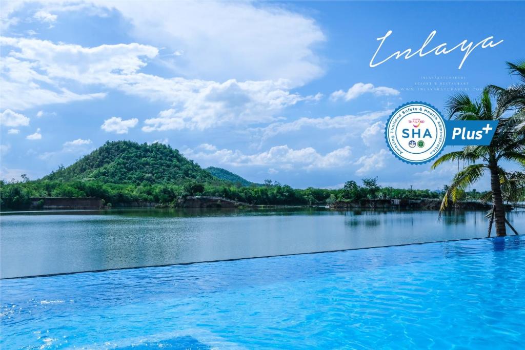 拉差汶里茵拉亚拉查布里旅馆的享有棕榈树湖泊和山脉的美景