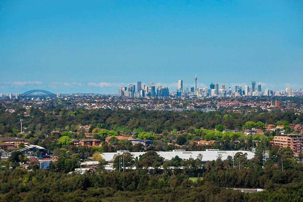 悉尼Panoramic City View 3bed2bath condo Wi-Fi Parking的城市与众多建筑的景观