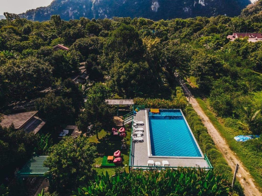 考索The Royal Bamboo Lodges - SHA Certified的享有游泳池及高山的上方景色