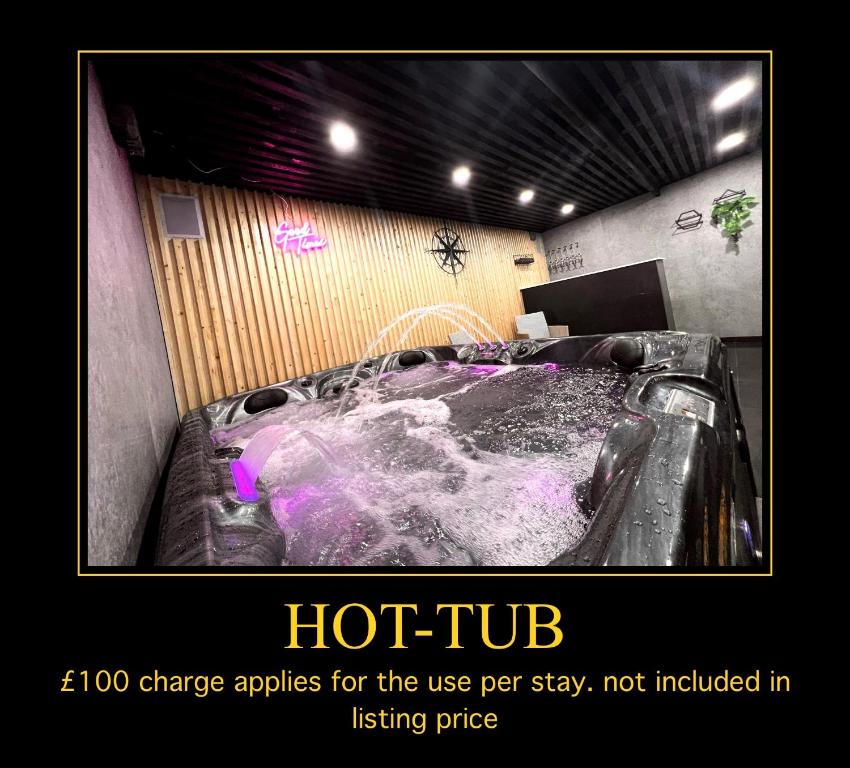 伯明翰Penthouse Style Luxury 2 Bedroom House has Hot-Tub, extra fees apply的客房内的热水浴池