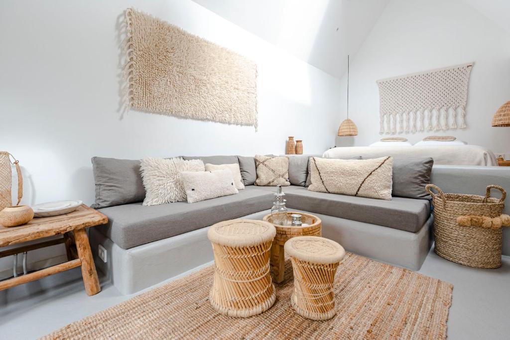 赞德沃特Suite-Suite luxury private guesthouse的带沙发和藤凳的客厅