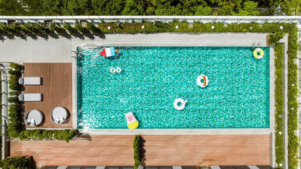 新庄新北新庄凯悦嘉轩酒店的享有带充气泳池的顶部景致