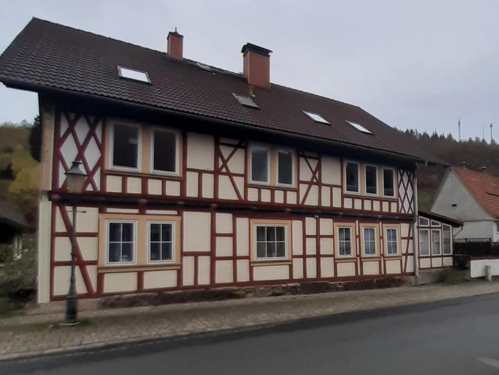 瓦尔肯里德Mittel-Schänke Wieda的街道边半木结构的房子