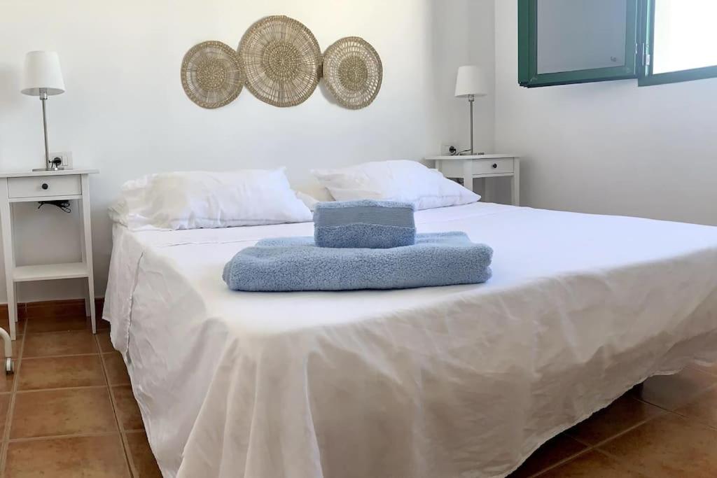 埃尔戈尔福Salitre Apartamento的一张白色的床,上面有两条毛巾