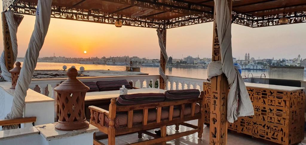 卢克索Nile Sunrise Flats的阳台的桌子享有日落美景