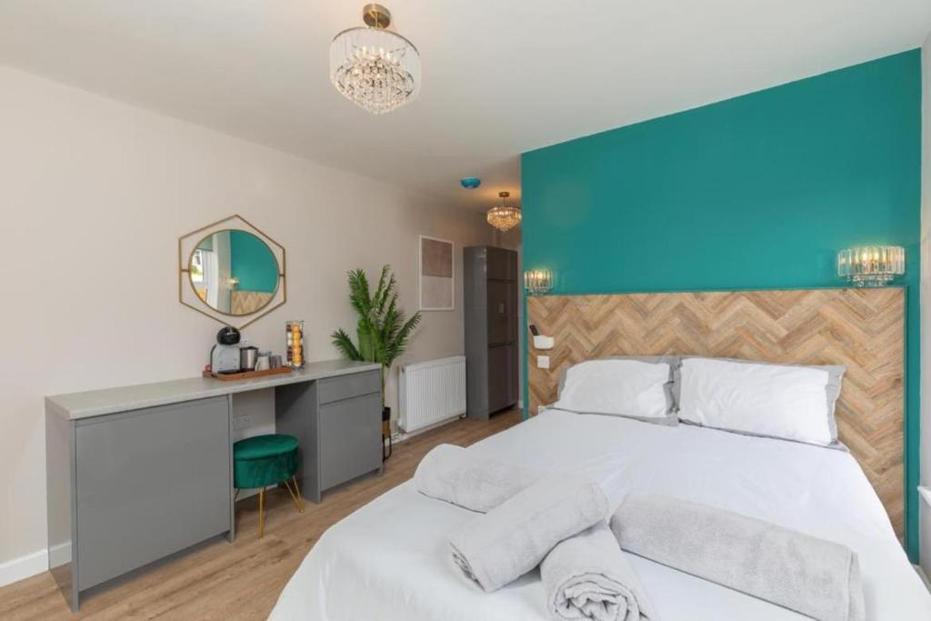 利特尔Ocean Studio Apartments的一间卧室设有一张蓝色墙面的大床