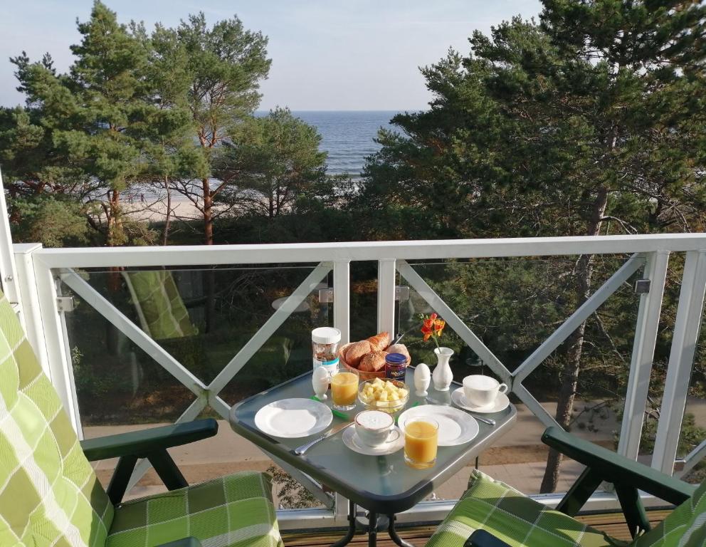 黑灵斯多夫Meerblick Heringsdorf的海景阳台上的一张早餐桌