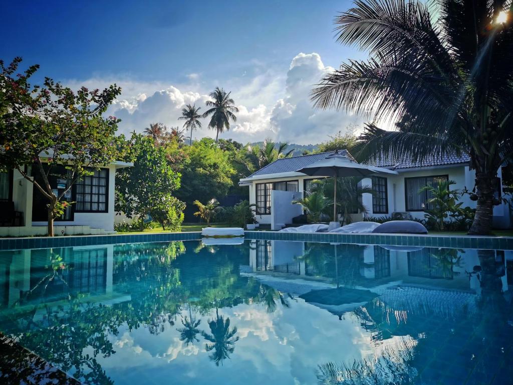 恰洛克拉姆Silan Residence, Koh Phangan - An authentic village experience的别墅前设有游泳池