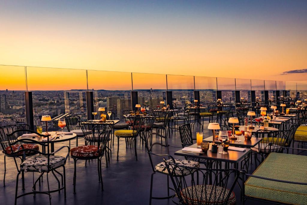 巴黎Too Hotel Paris - MGallery的大楼顶部设有桌椅的餐厅