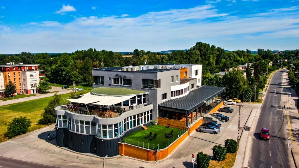AjkaHotel Kristály Konferencia & Wellness的享有建筑的空中景致,设有绿色屋顶