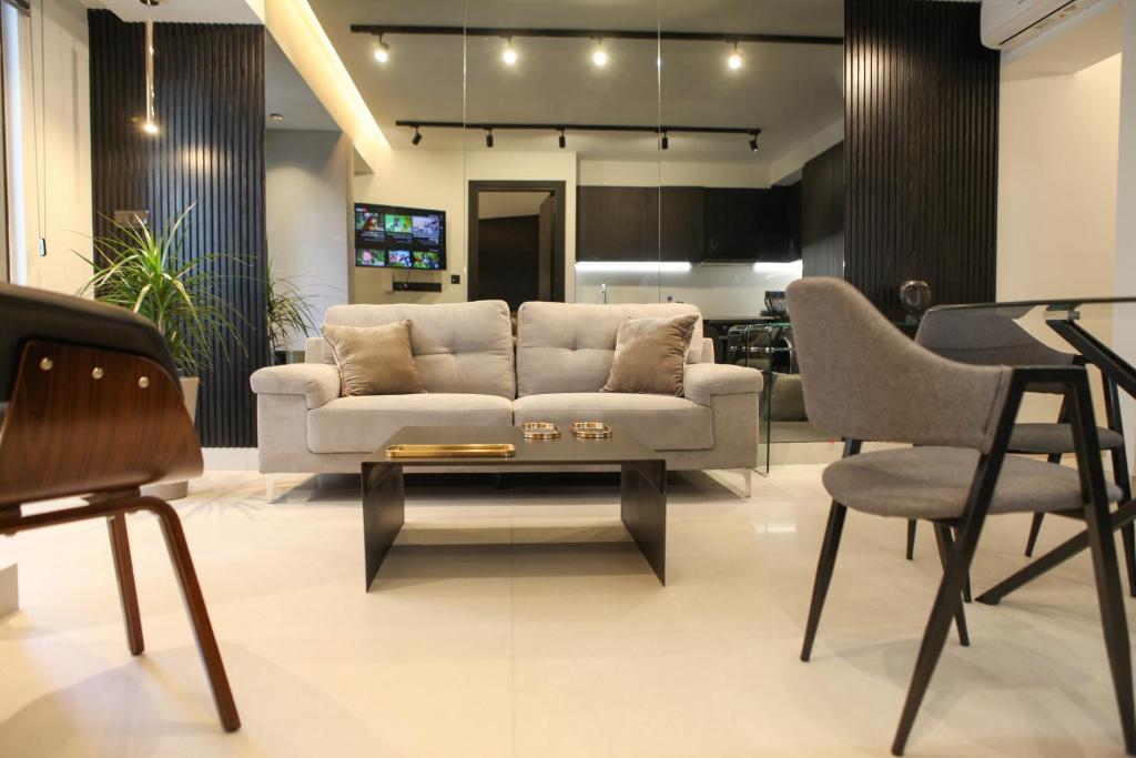 拉纳卡Raam Luxury Suites的客厅配有沙发和桌椅