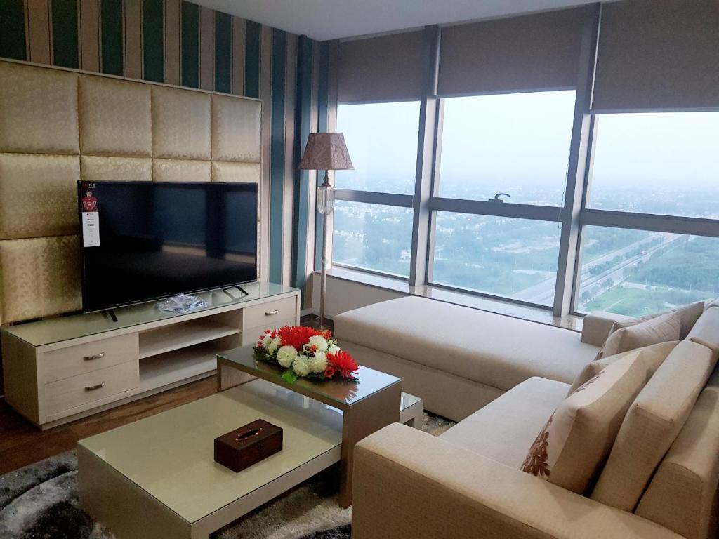 伊斯兰堡Royal Residencia Centaurus的带沙发和电视的客厅